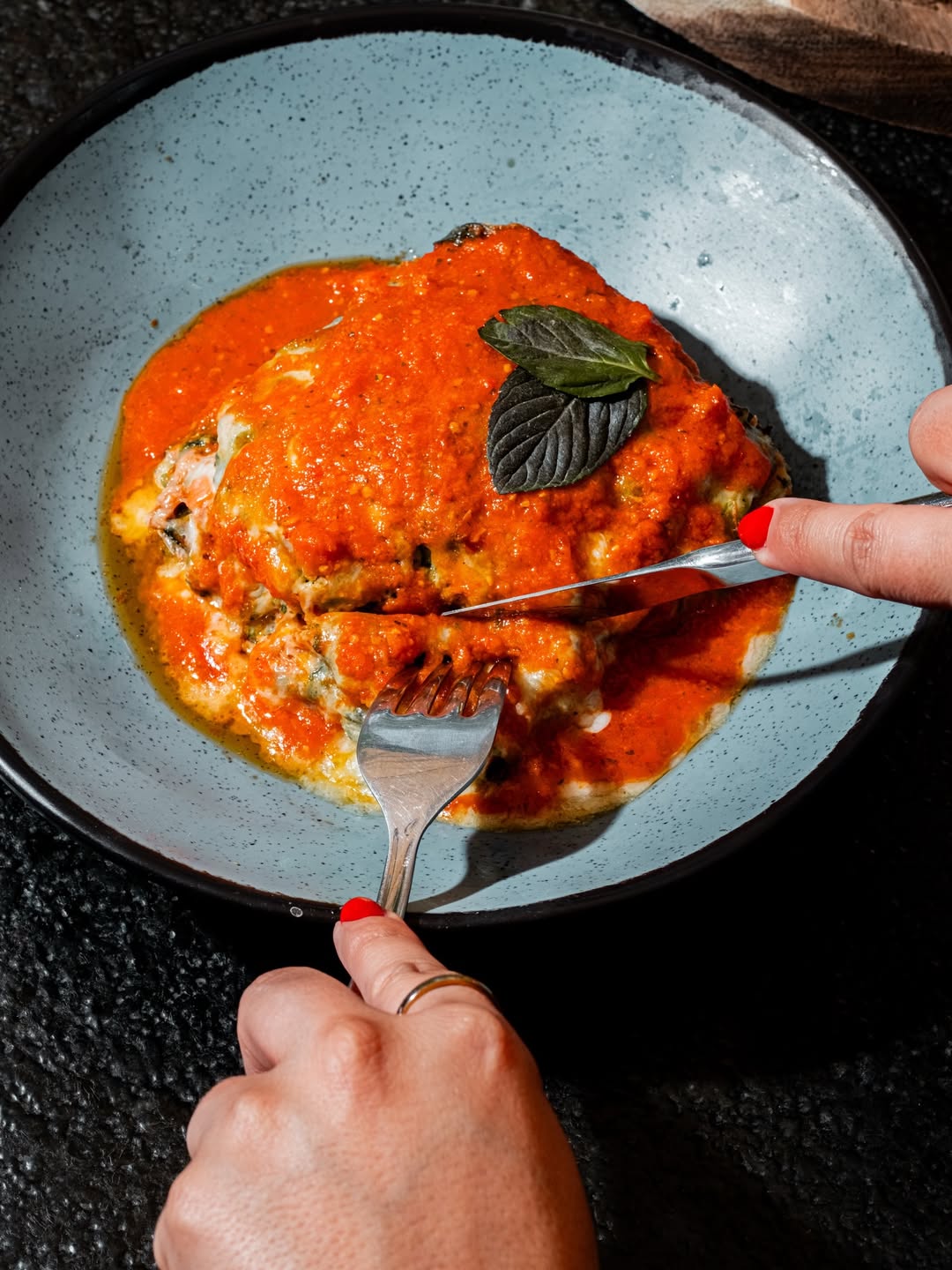 Fachada Bruto de noche con letrero neón